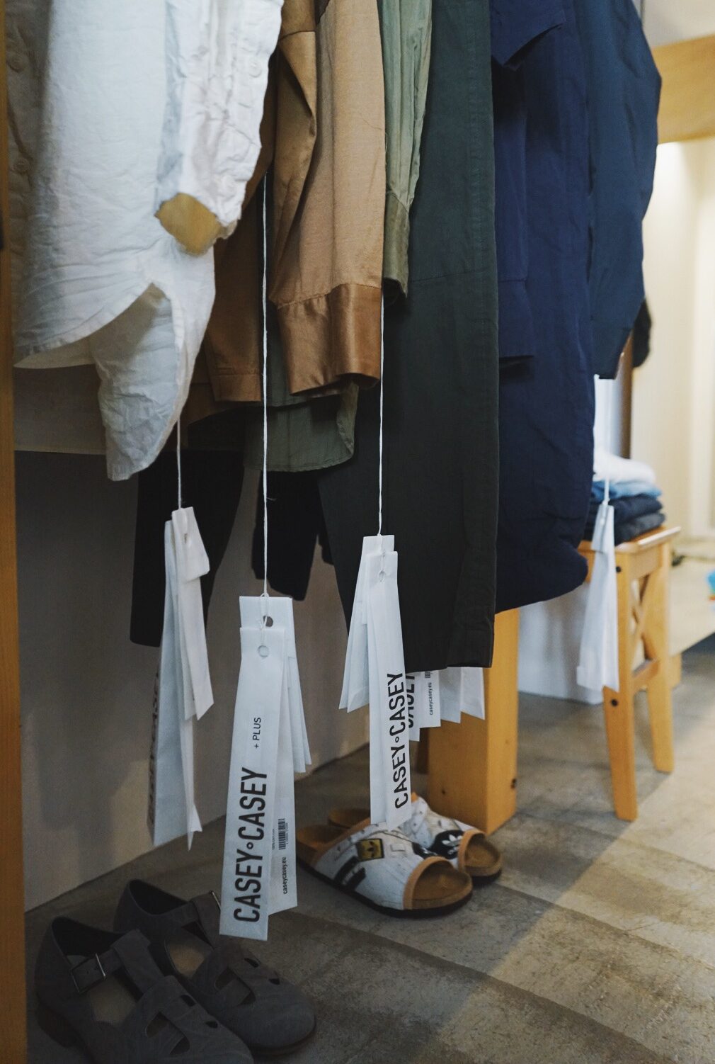 CASEY CASEY/ケイシー ケイシー】 ー着てみるとわかるー | NEWS | VELVET